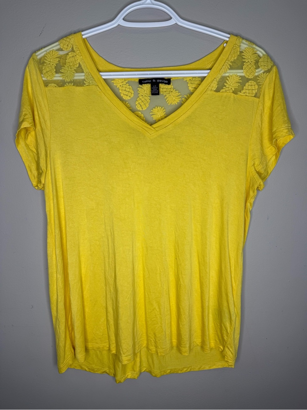 Cable & Gauge Yellow V-Neck Pineapple Lace Shoulder High Low Tee Large